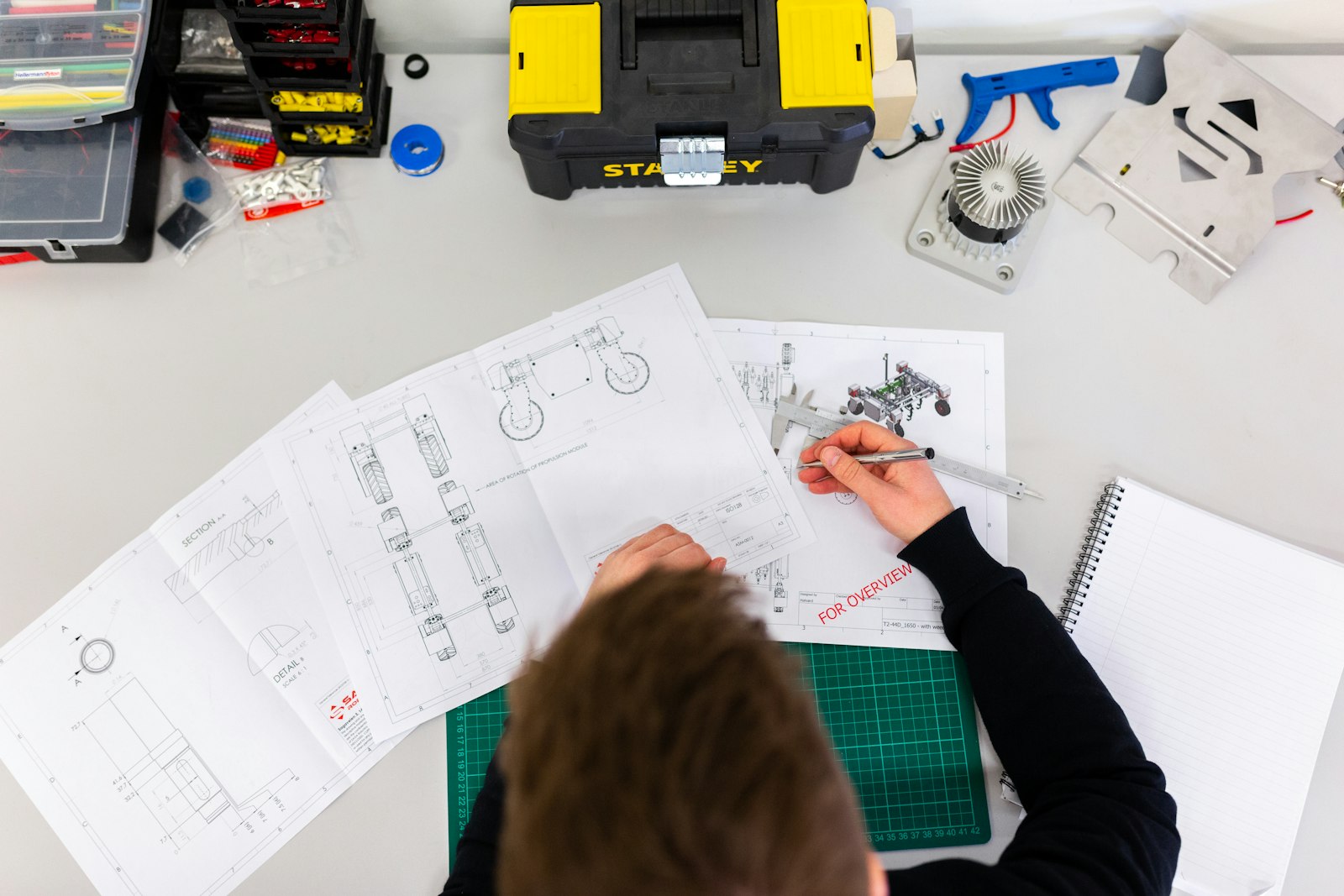 Techniker bei der Wartung einer Baumaschine